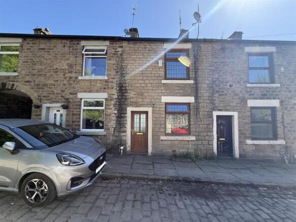 2 bed property, in Higher Tame Street, £149,950