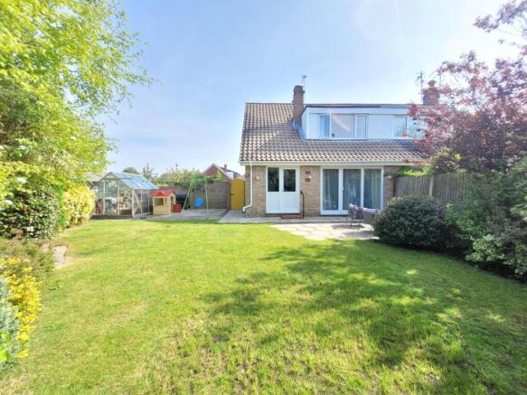2 bed property, in Wicks Crescent, £300,000