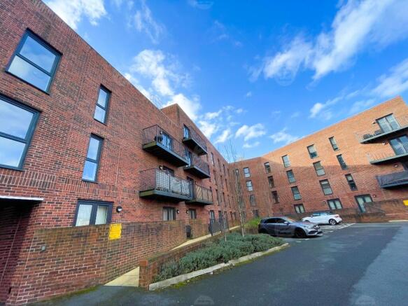 2 bed property, in Knightsbridge Court, £155,000