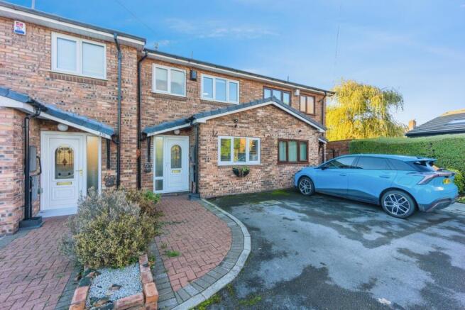 2 bed property, in Northenden Road, £250,000