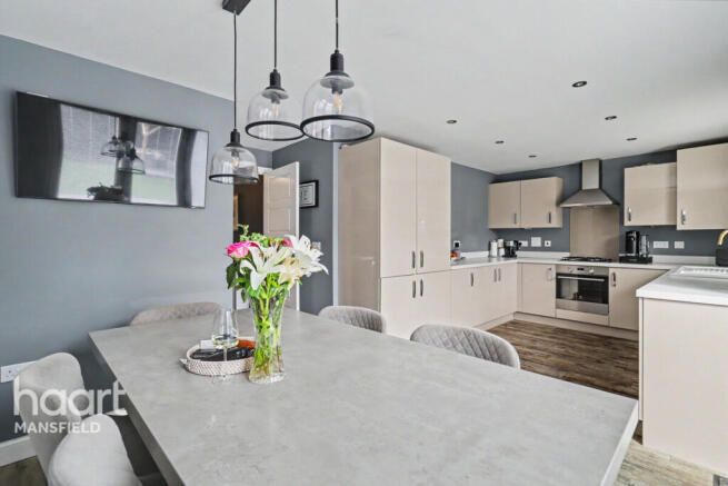 4 bed property, in Taurus Close, £300,000