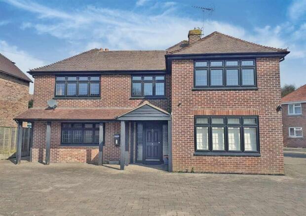 5 bed property, in Park Road, £410,000