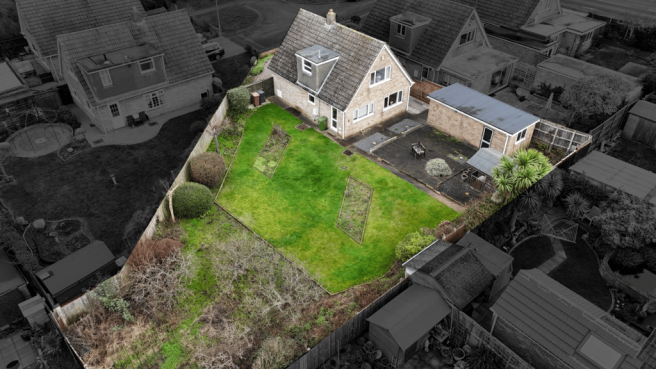 3 bed property, in Bala Court, £300,000