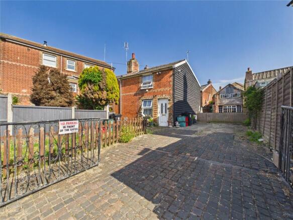 2 bed property, in Station Street, £200,000