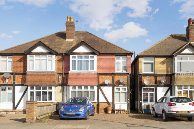 2 bed property, in Clandon Terrace, £385,000
