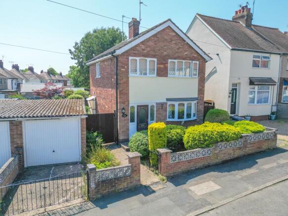 3 bed property, in Elmfield Road, £260,000