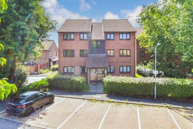 2 bed property, in Sapphire Close, £220,000