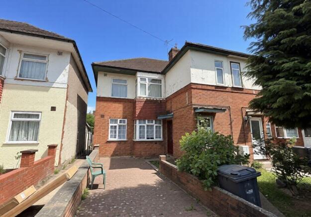 2 bed property, in 20 Livingstone Road, £95,000