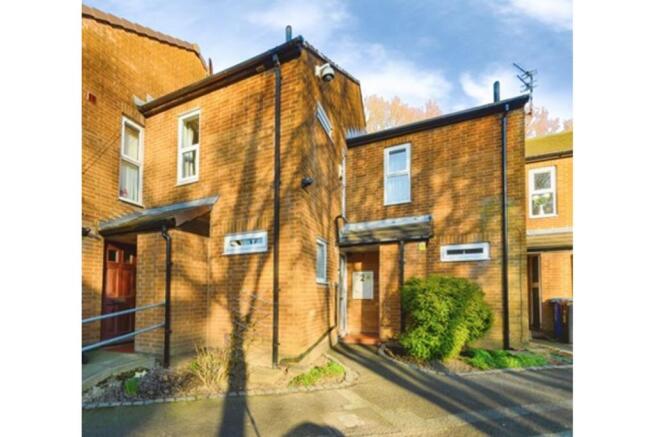 2 bed property, in Abbey Close, £149,999