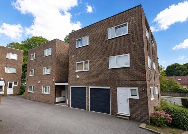 2 bed property, in Kingsway Court, £180,000