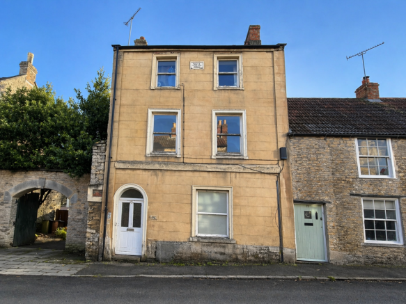 2 bed property, in Selwood Road, £180,000