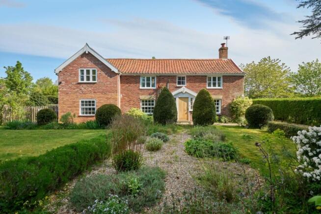 3 bed property, in Cottage Farm & Upthorpe Lodges, £1,250,000