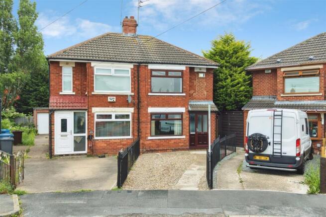 2 bed property, in Danube Road, £150,000