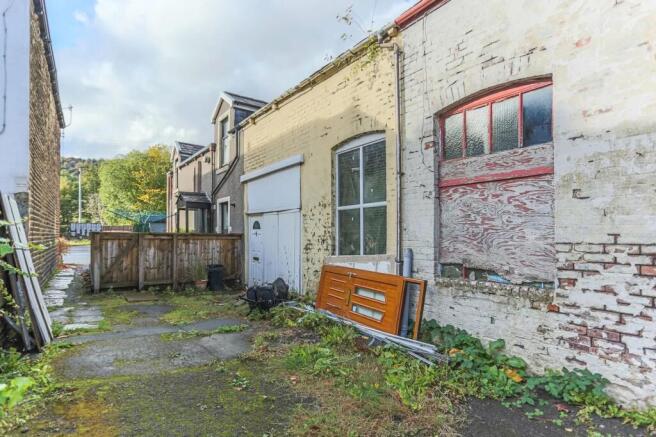 1 bed property, in Burnley Road, £105,000