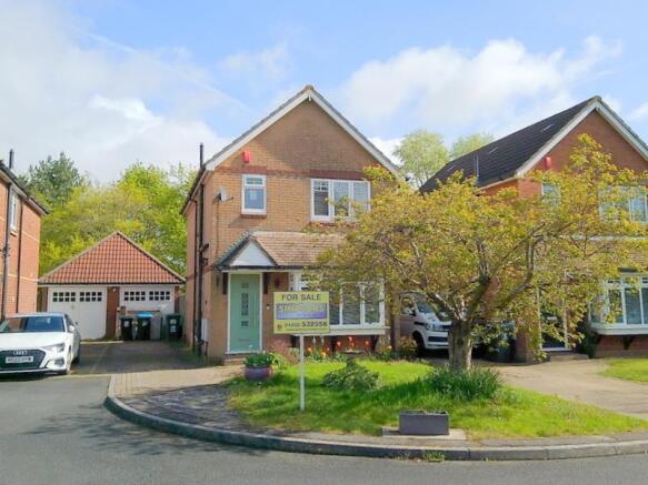 3 bed property, in Chesilbourne Grove, £400,000