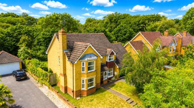 4 bed property, in Meadowside, £675,000