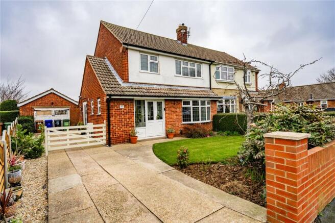 2 bed property, in Manor Drive, £185,000