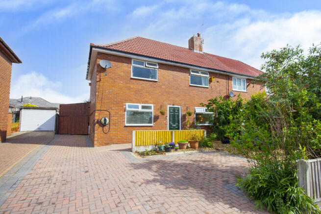 4 bed property, in Second Avenue, £240,000