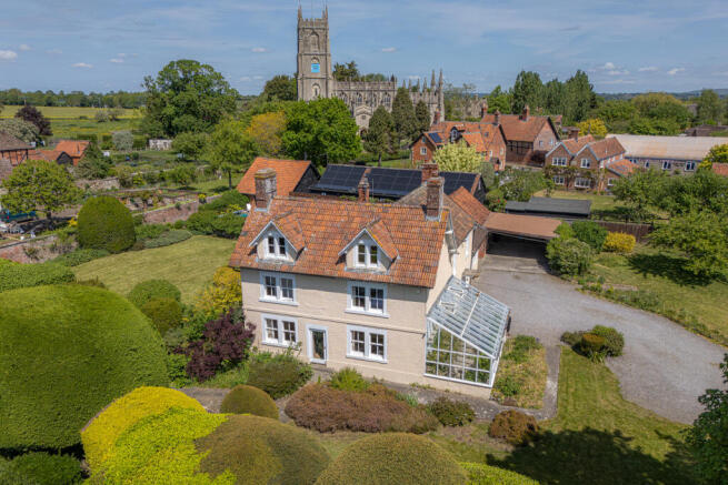 5 bed property, in High Street, £1,050,000
