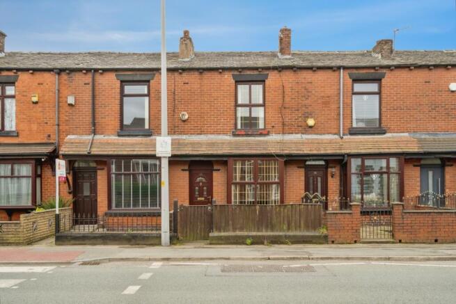 2 bed property, in Church Street, £130,000