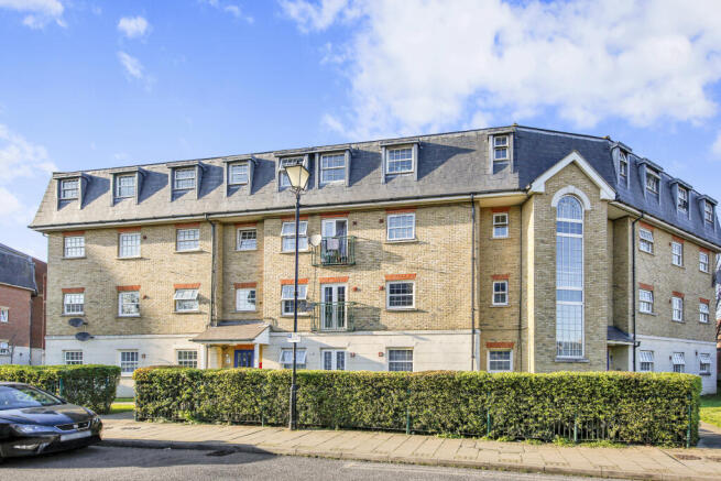 2 bed property, in Queensberry Place, £120,000