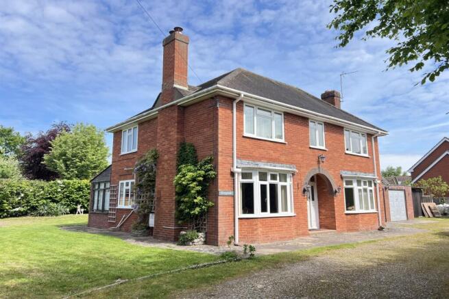 3 bed property, in Bartestree, £450,000
