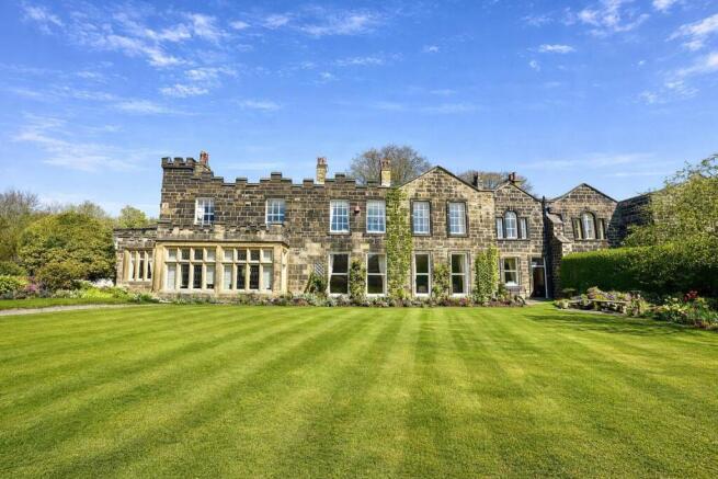 5 bed property, in Upper Willow Hall West, £925,000