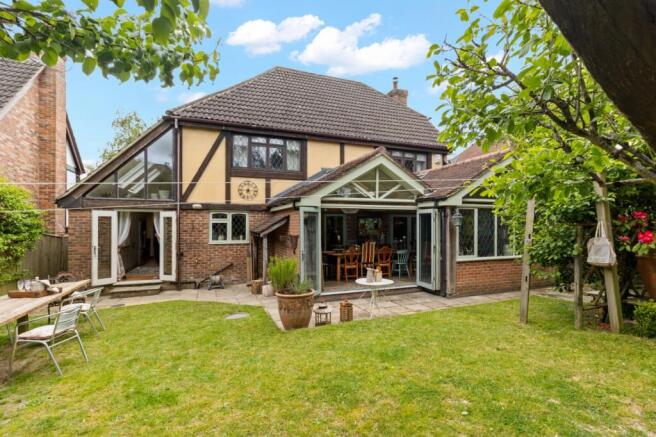 5 bed property, in Elm Way, £750,000