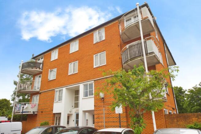 1 bed property, in Pageant Avenue, £215,000