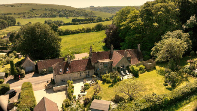 4 bed property, in Melbury Abbas, £1,295,000