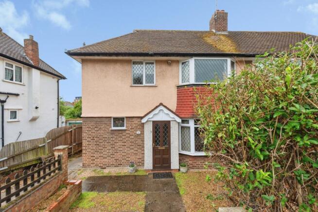 2 bed property, in Garth Road, £460,000