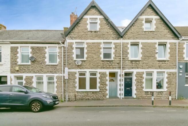 3 bed property, in High Street, £210,000