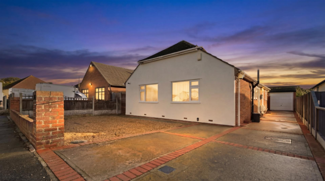 2 bed property, in Bishopstone Drive, £425,000