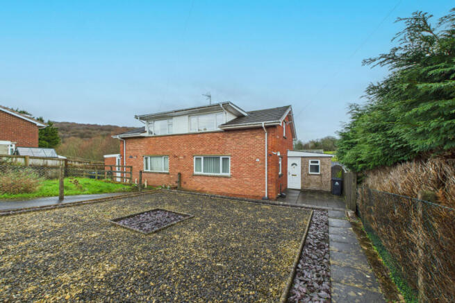 2 bed property, in 61 Parks Road, £190,000