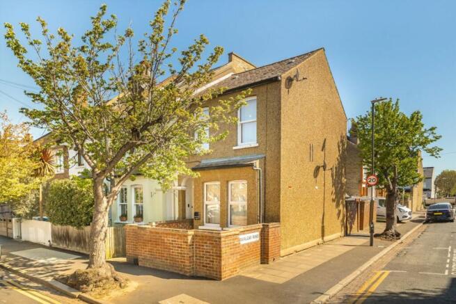 1 bed property, in Hardy Road, £400,000