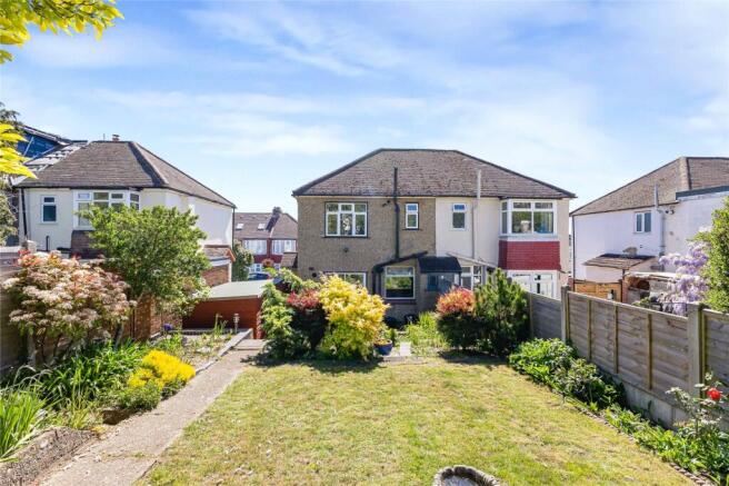 2 bed property, in Cambridge Road, £270,000