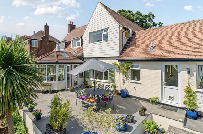 4 bed property, in Newlands Park, £675,000
