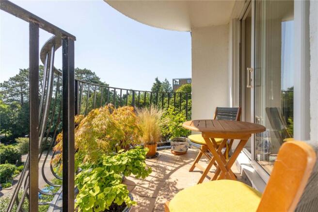 2 bed property, in The Avenue, £400,000