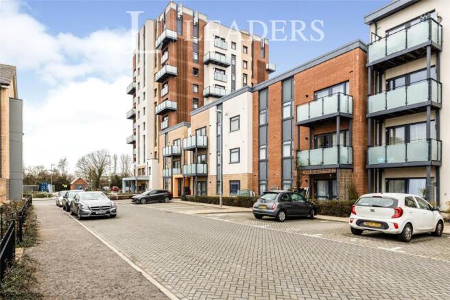 1 bed property, in Ark Royal House, £129,995