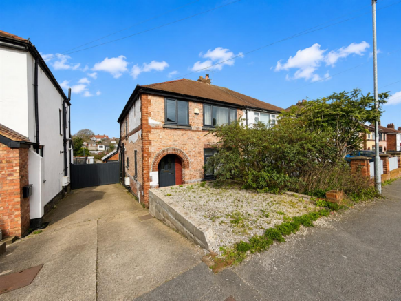 3 bed property, in Richmond Road, £210,000