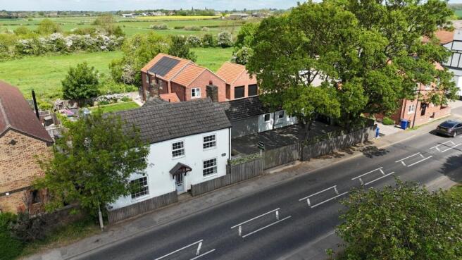 5 bed property, in Main Road, £325,000