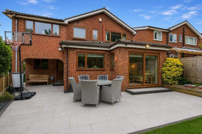 5 bed property, in Woodland Rise, £475,000