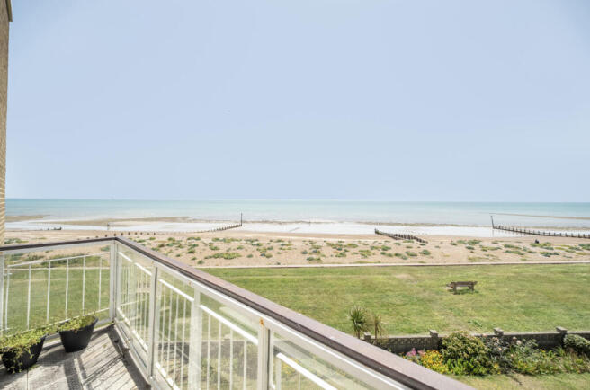 2 bed property, in Overstrand Avenue, £325,000