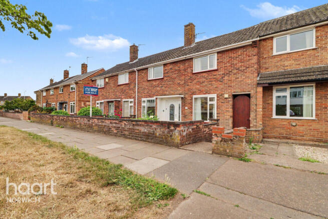 3 bed property, in Salhouse Road, £230,000