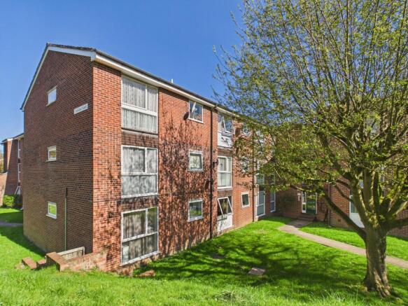 1 bed property, in Southcote Road, £170,000