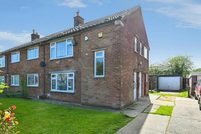 2 bed property, in Recreation Road, £55,000