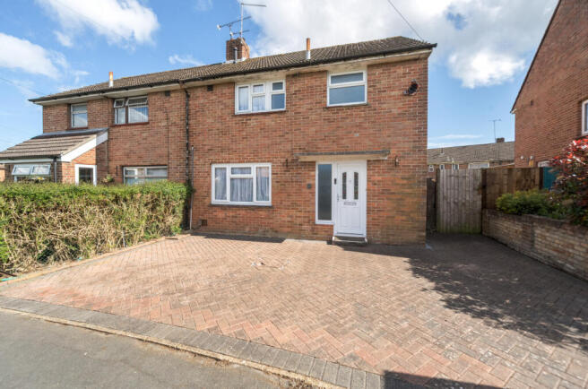 3 bed property, in Plaitford Grove, £275,000