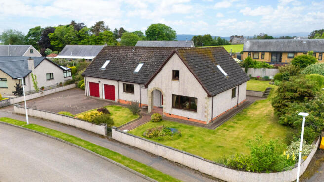 5 bed property, in Tri Deug Sealbach, £445,000