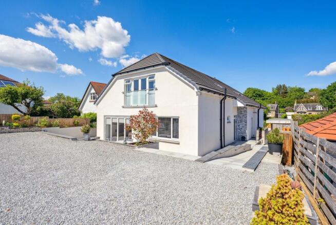 5 bed property, in Stirling Drive, £795,000