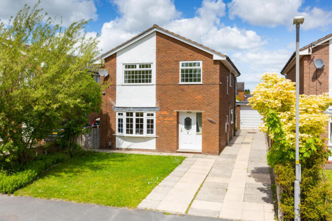 4 bed property, in Crow Hills Road, £300,000
